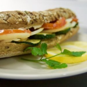 bocadillo de hummus con verduras a la plancha