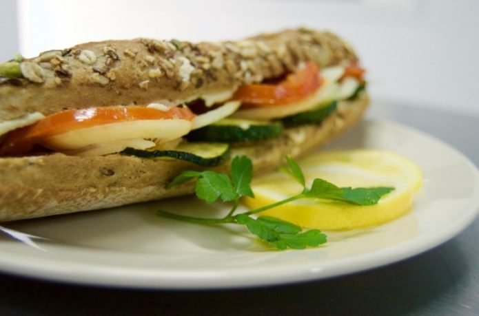 bocadillo de hummus con verduras a la plancha