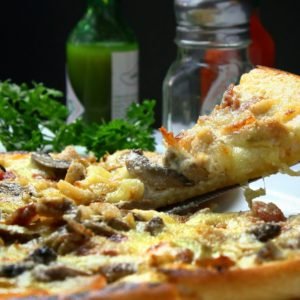 pizza gallega tradicional con queso vegano y grelos