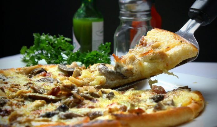 pizza gallega tradicional con queso vegano y grelos