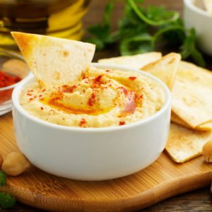 hummus casero sano y natural de garbanzos con nachos ecológicos