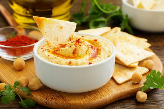 hummus casero sano y natural de garbanzos con nachos ecológicos