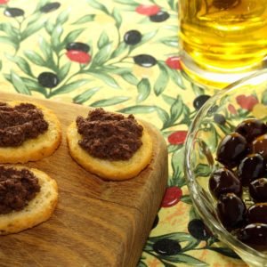 tosta con patè de olivanegra tapenade menu navidad vegetal vegano vegetariano tapenade