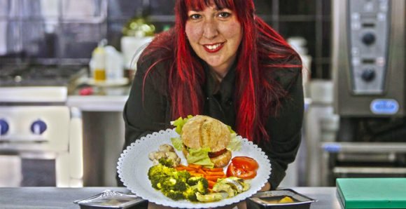 Maria Jose Tercero es la responsable de los fogones de La Cuchara Veggie, un restaurante vegano online en A Coruña